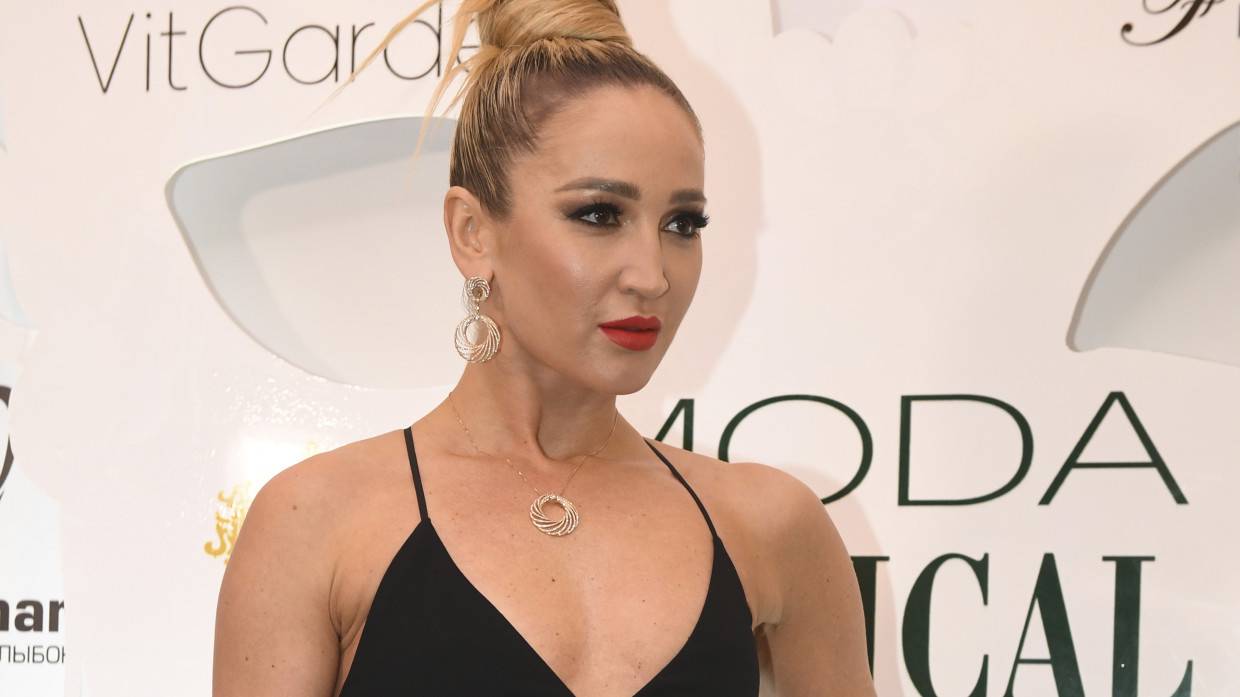 Подписчики высмеяли образ Бузовой с черными носками в сочетании с босоножками