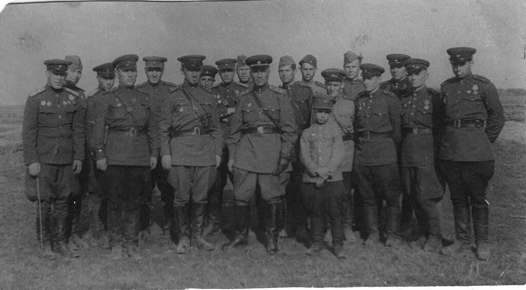 Группа офицеров 8-й гвардейской механизированной бригады 3-го Сталинградского механизированного корпуса с сыном полка.