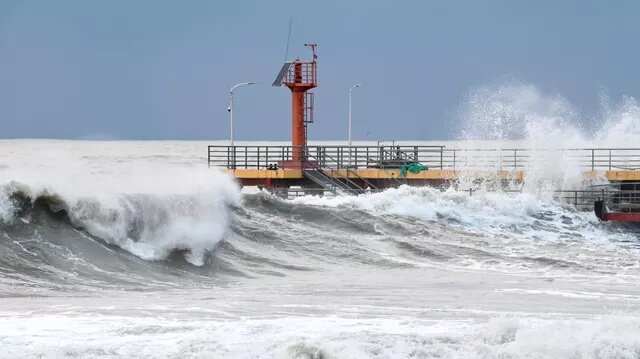 В Сочи закрыли пляжи из-за шторма