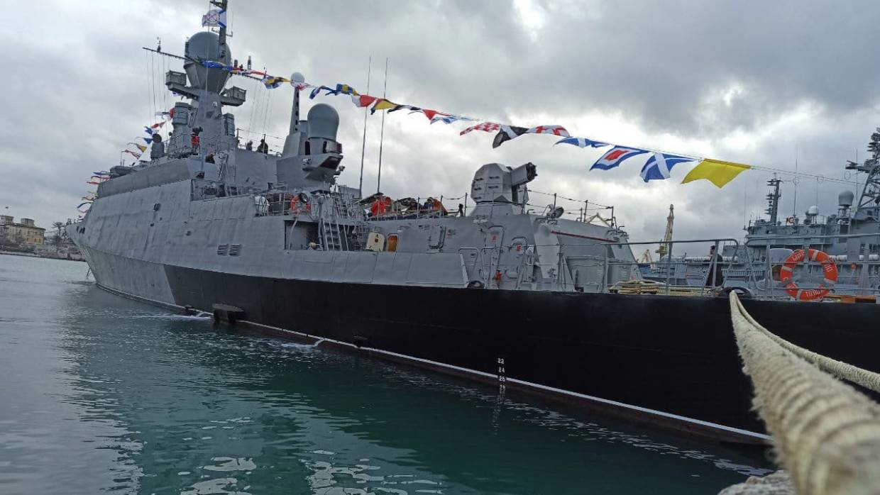 Экипаж ракетного корабля «Циклон» провел артиллерийские стрельбы в Черном море