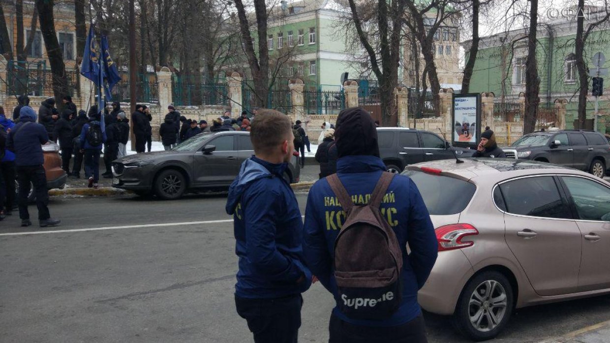 Привезенные в Киев на автобусах школьники митингуют с националистами против РФ