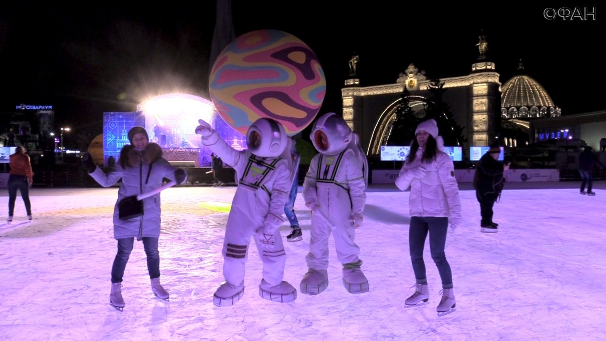 Новый год в москве. Каток вднх новогодние каникулы 2022. Каток вднх 2021-2022. Вднх в новогоднюю ночь. Вднх новый год.