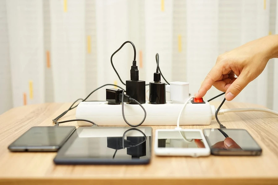 Устраняем хаос из проводов: 8 идей для организации зарядных устройств для дома и дачи,идеи и вдохновение,интерьер