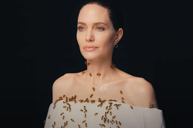 Анджелина Джоли снялась в фотосессии с роем пчел на теле