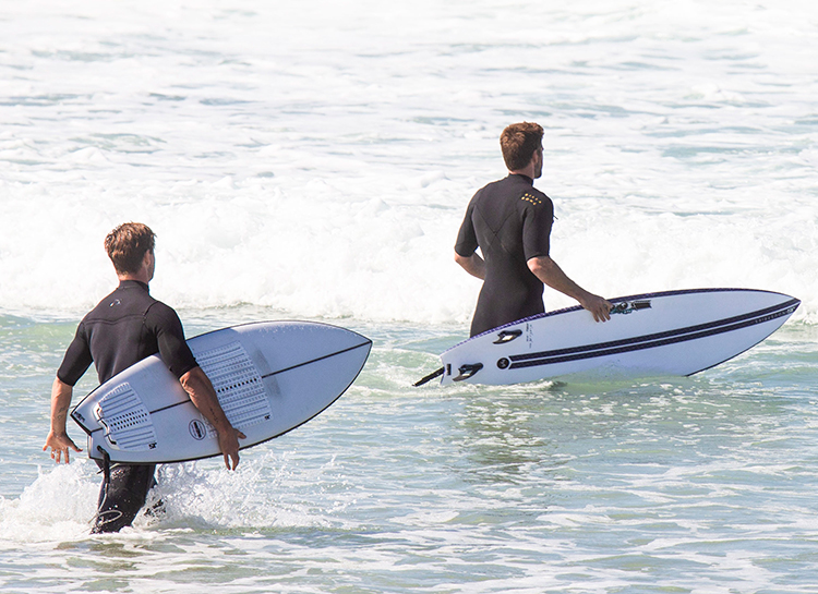 Двойной удар: полуголые Крис и Лиам Хемсворт на серфинге в Новой Зеландии Фигура,Фитнес и спорт