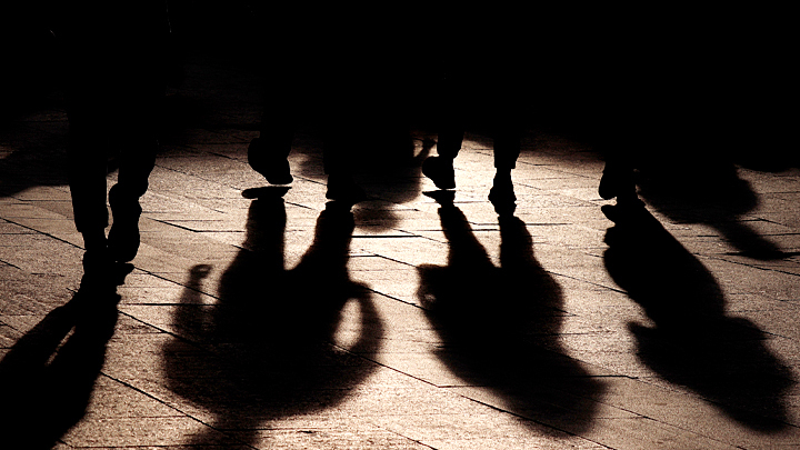 "РУССКИХ ДЕТЕЙ ТРАВЯТ". МИГРАНТЫ ПРОДОЛЖАЮТ ДЕЛИТЬ ДВОРЫ В МОСКВЕ