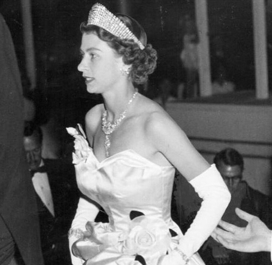 Самые красивые выходы Елизаветы II королевы, Елизавета, всегда, перчатки, стали, коронации, платья, шляпки, наряд, мероприятий, молодых, наряды, королева, стала, должны, модным, Елизаветы, предпочитала, официальных, гардеробе
