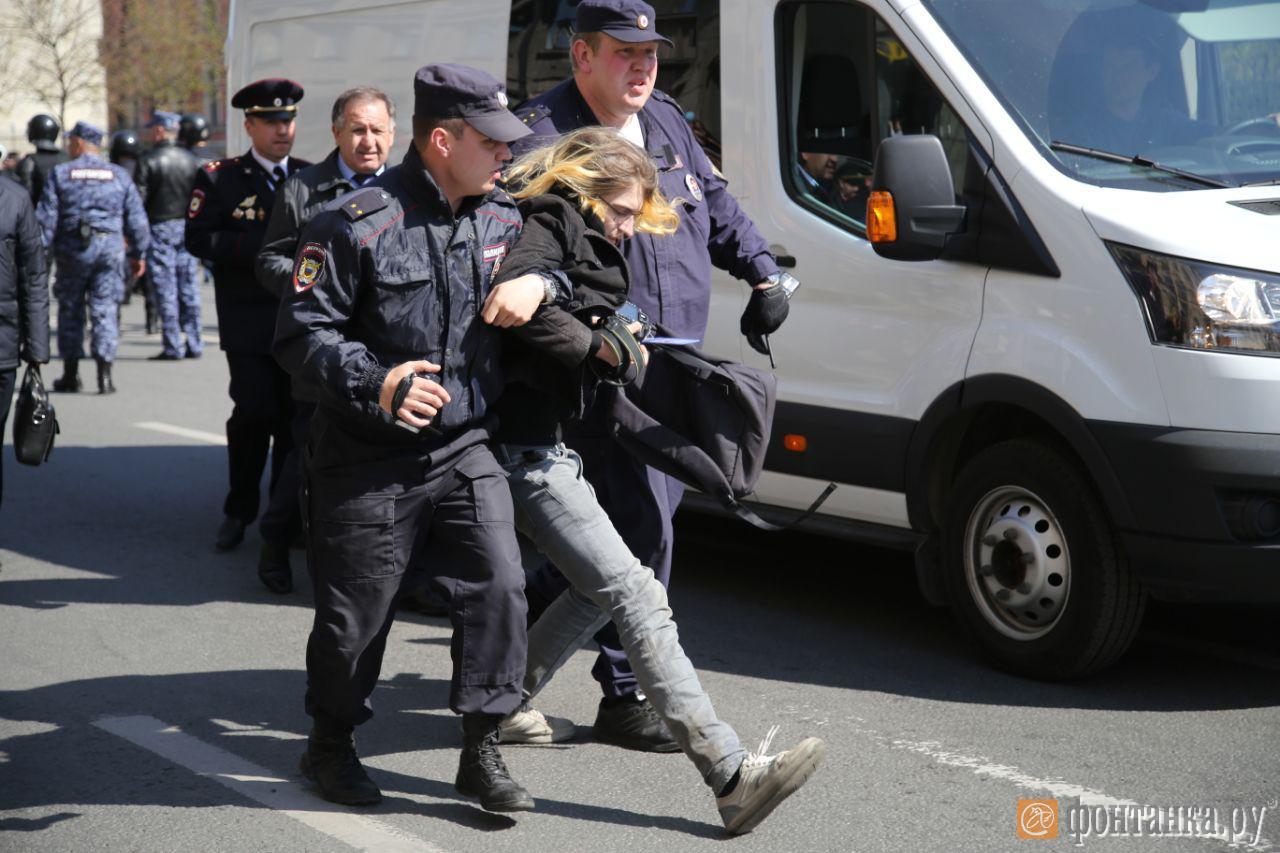 ОМОН пошёл на толпу. На первомайском шествии в центре Петербурга начались задержания общество,политика,россияне