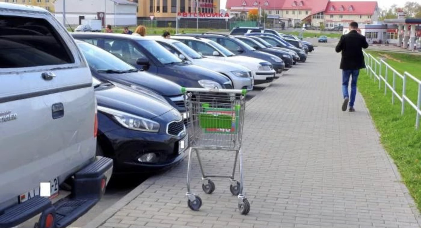 Тележка на парковке ТЦ въехала в автомобиль. Кто будет платить?