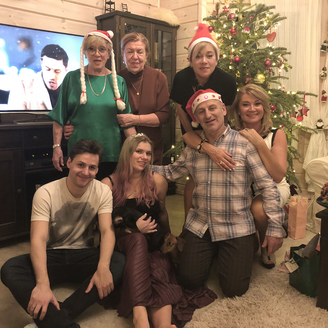 Шикарно - внучка 83-летней Алисы Фрейндлих показала, как элегантно сейчас выглядит ее звездная бабушка Шикарно - внучка 83-летней Алисы Фрейндлих показала, как элегантно сейчас выглядит ее звездная бабушка актрисы