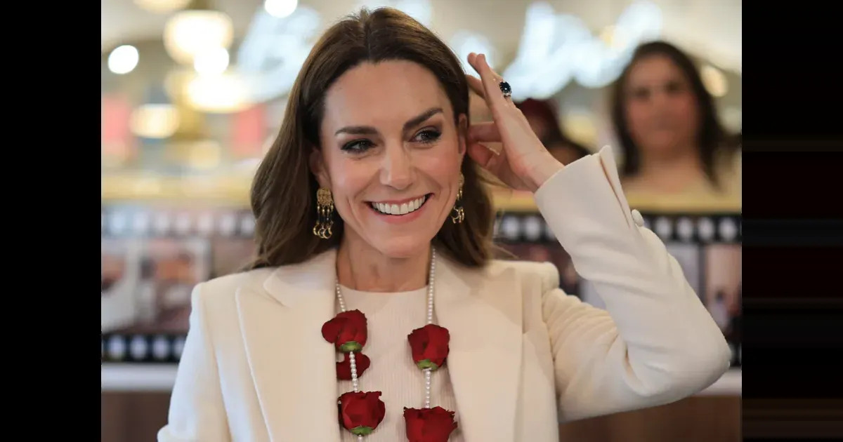 Кейт Миддлтон в ожерелье из роз встретилась с индийской общиной и отпраздновала фестиваль красок Холи