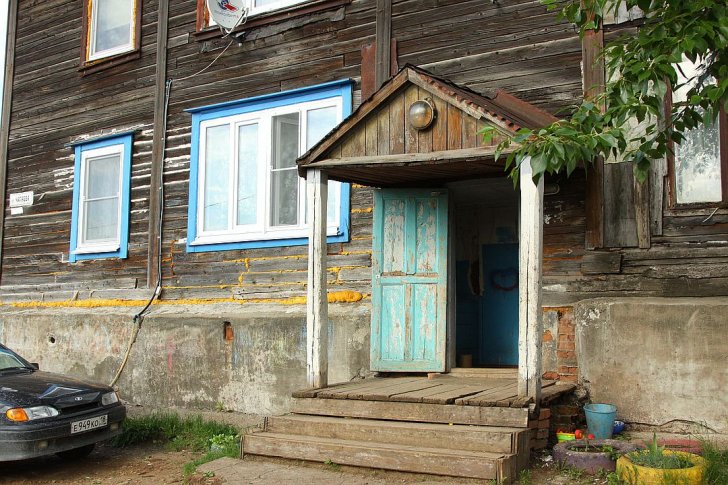 Город бараков. Бараки Ижевск. Барак временное жилье. Ижевск бараки в центре. Барак без удобств.