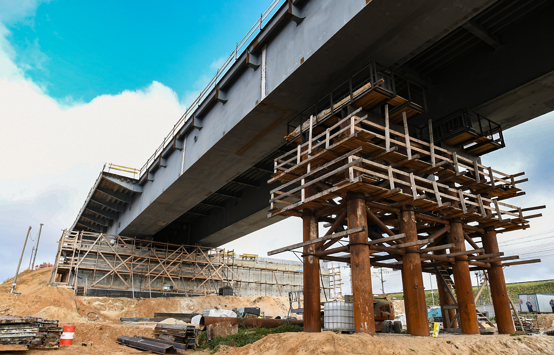 280 человек строят Западный мост в Твери