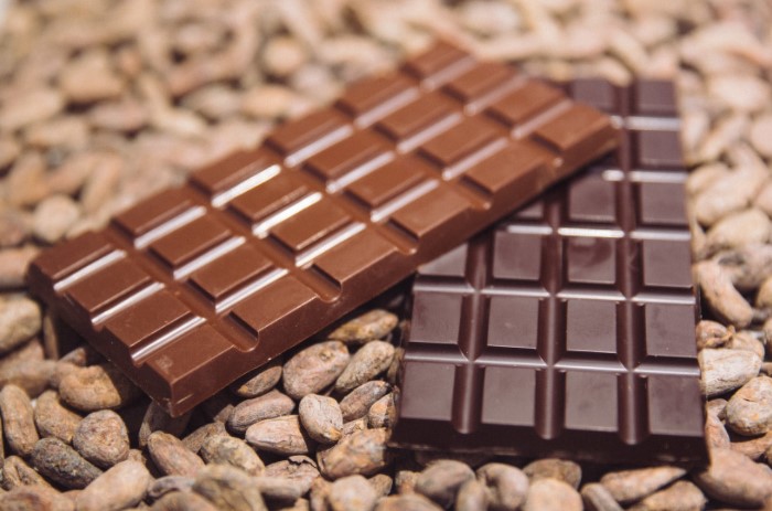 В среднем энергетическая ценность стандартной плитки шоколада составляет около 550 ккал на 100 г / Фото: allchoco.com В среднем энергетическая ценность стандартной плитки шоколада составляет около 550 ккал на 100 г / Фото: allchoco.com