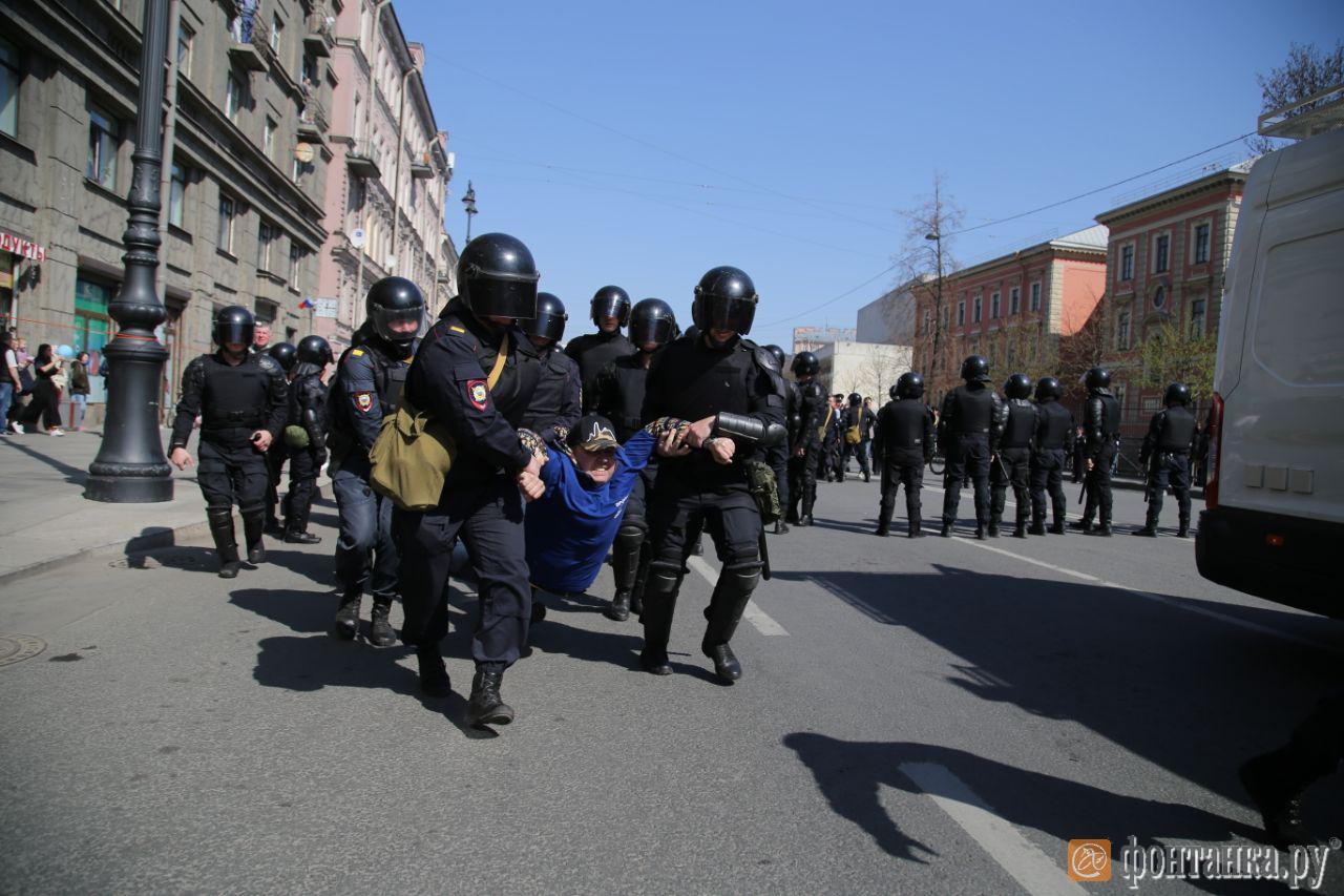 ОМОН пошёл на толпу. На первомайском шествии в центре Петербурга начались задержания общество,политика,россияне