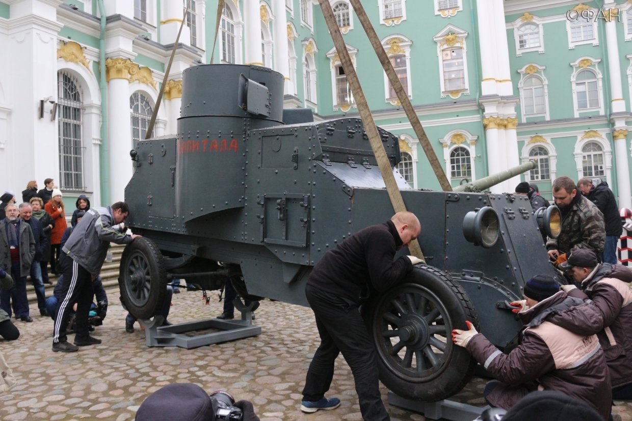 Ленин на броневике