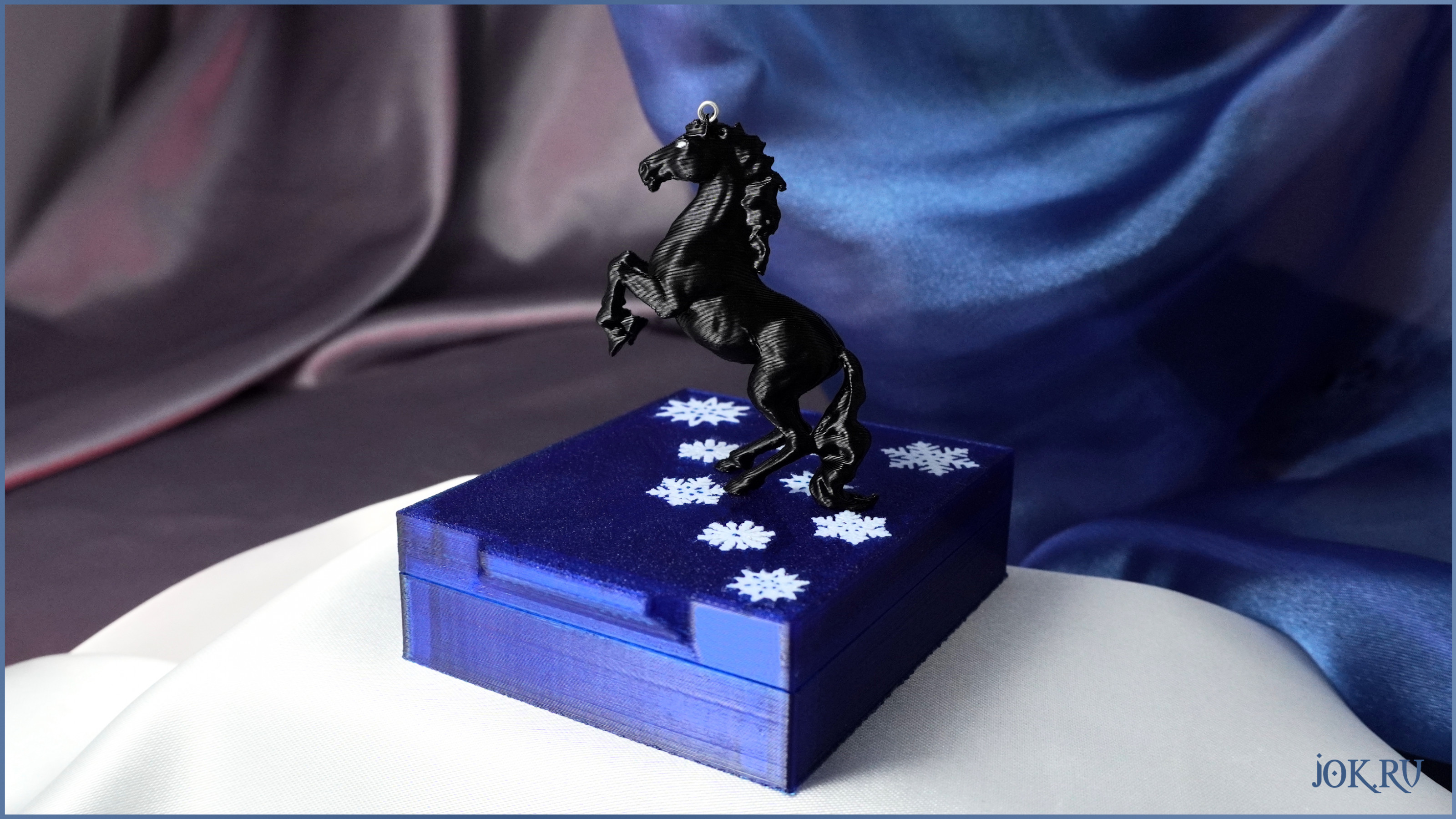 новогодний декор лошадка черного цвета