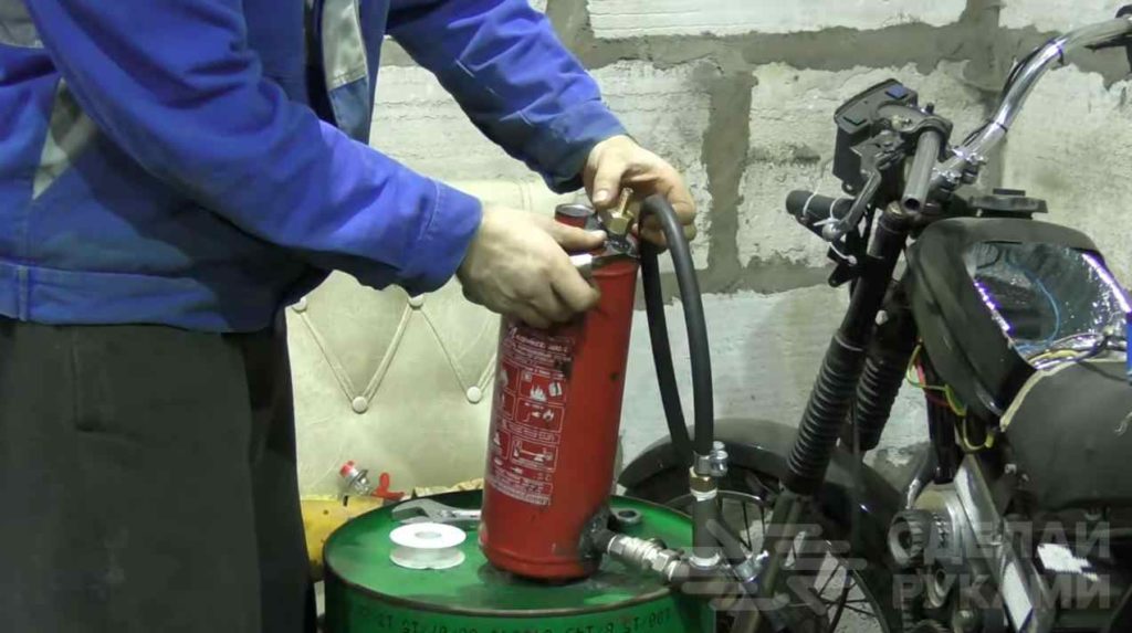 Пескоструй из огнетушителя с системой подачи от кнопки самоделкин