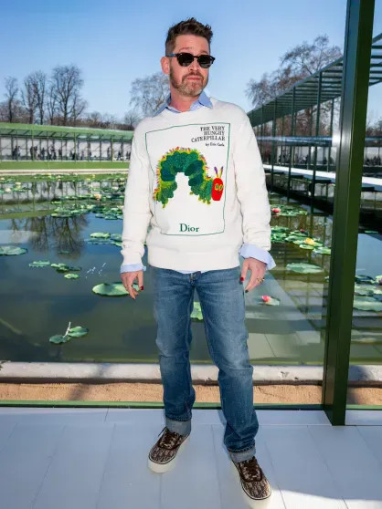 Неделя моды в Париже: Дева Кассель, Ксения Собчак, Шарлиз Терон, Ольга Карпуть и дочь Миллы Йовович на показе Dior Собчак, СобчакКсения, Карпуть, Шарлиз, Терон, Андерсон, Ольга, марта, КарпутьОльга, вуалью, кружевной, белыми, кюлотами, блузкой, 43летняя, головной, сочетала, 44летняя, ногах, фактурным