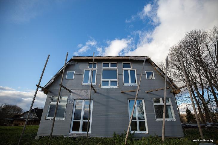 «Вложил сюда все свои сбережения». Как один человек возрождает деревню на Голубых озерах 