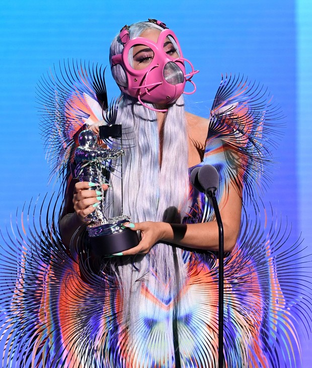 Фото №3 - Рога, шипы, розовый латекс и шлем НЛО: шесть фантастических кутюрных масок Леди Гаги на премии VMA
