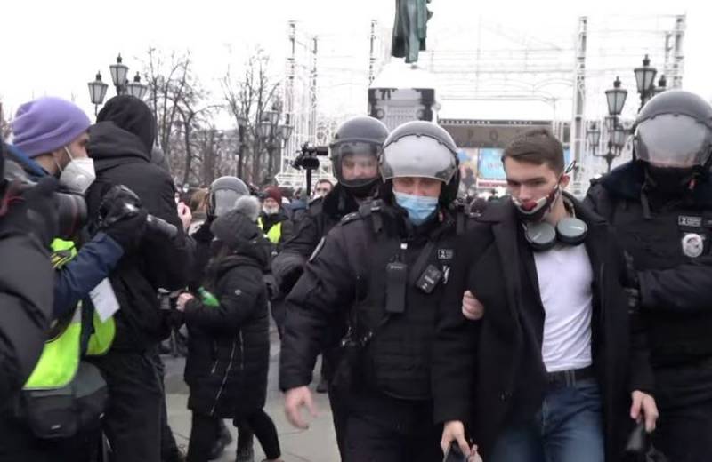 Прибалтийские страны призвали ЕС ввести санкции за действия полиции РФ против протестующих Новости