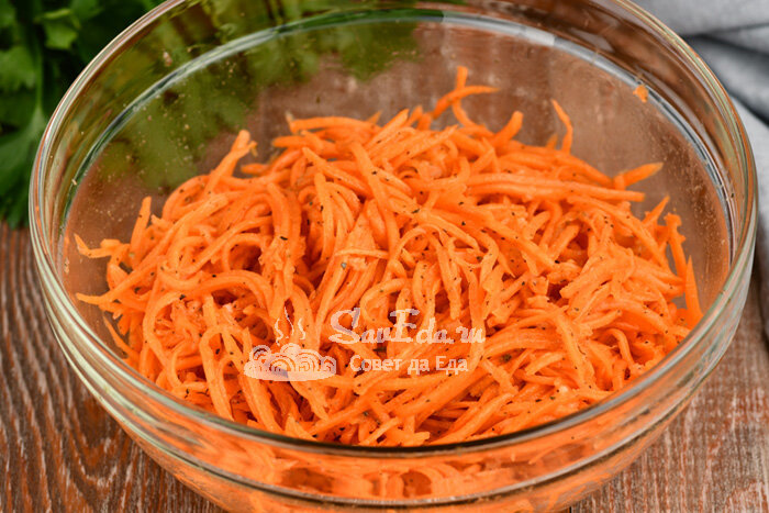 Хрустящий и сочный салат из моркови с быстрой заправкой  салаты