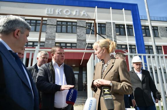 Вице-губернатор Анна Минькова оценила темпы строительства школы в Краснодаре