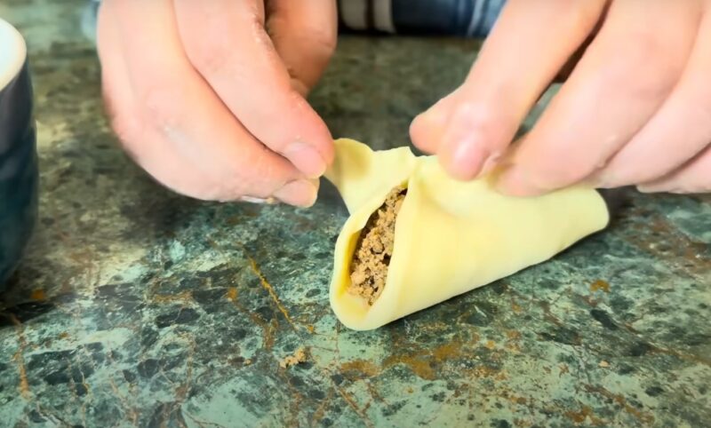 Сытные пирожки по сказочному рецепту. Вкусно, по-домашнему: каждая хозяйка мечтает их приготовить Сытные пирожки по сказочному рецепту. Вкусно, по-домашнему: каждая хозяйка мечтает их приготовить масло, пирожки, тесто, пирожков, можно, пласты, теста, члсоль, гсливочное, смешиваем, через, готовим, перцем, белком, черным, перемешиваемВзбиваем, разрыхлитель, высыпаем, крошки, сливочной