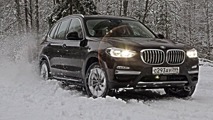 Новый BMW X3 оснащается бензиновыми и дизельными двигателями объемом 2,0 и 3,0 литра. | Фото: youtube.com.