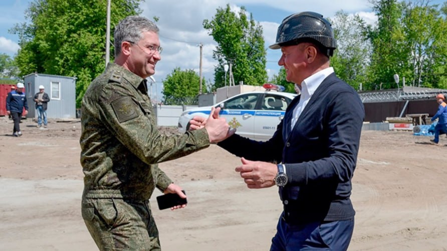 Осуждённый экс-замминистра Иванов и покойный Старовойт. Фото ТГ-канала t.me/gubernator_46