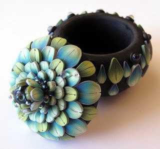 Цветы из полимерной глины в украшениях и на шкатулках  Автор: Kim Detmers изделия из полимерной глины,разное,украшения