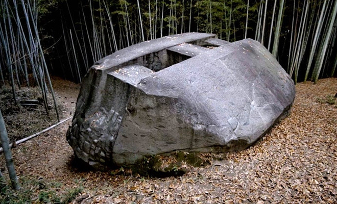 В японских горах уже 3000 лет лежит монолит в форме корабля. Его длина 11 метров, но предназначения камня никто не знает