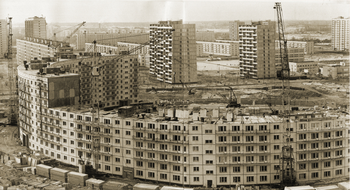 Почему в СССР большинство жилых домов строили именно по 5 или 9 этажей Почему в СССР большинство жилых домов строили именно по 5 или 9 этажей этажей, продиктована, домов, например, нормами, высотностью, очередь, случае, советских, можно, строительство, застройки, типовой, жилья, больше, Союзе, Однако, проекты, предельно, строительными