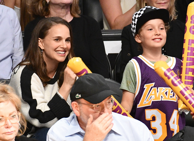 Сама нежность: Натали Портман поделилась редким снимком с детьми Сама нежность: Натали Портман поделилась редким снимком с детьми Дети,Дети знаменитостей