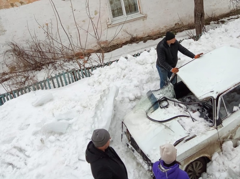 В Тульской области на машину с водителем рухнул снег и ледяная глыба