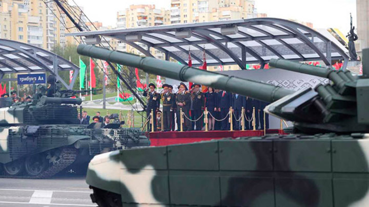 Один за всех: ВОЗ выступила против парада Победы в Минске. Лукашенко провёл