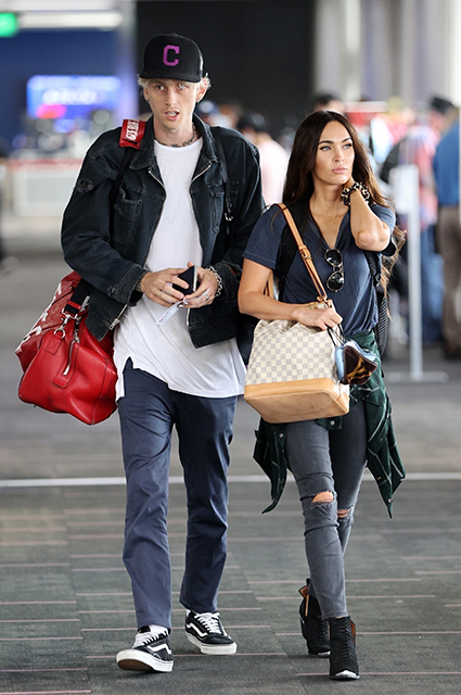 Папарацци сфотографировал Меган Фокс и Колсона Бэйкера в аэропорту Лос-Анджелеса Звездные пары