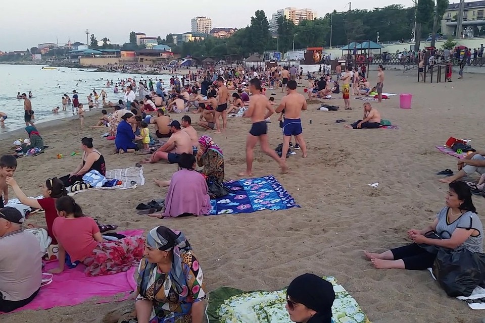 Даже на пляже в республике по традиции нужно закрываться платком и носить закрытую одежду