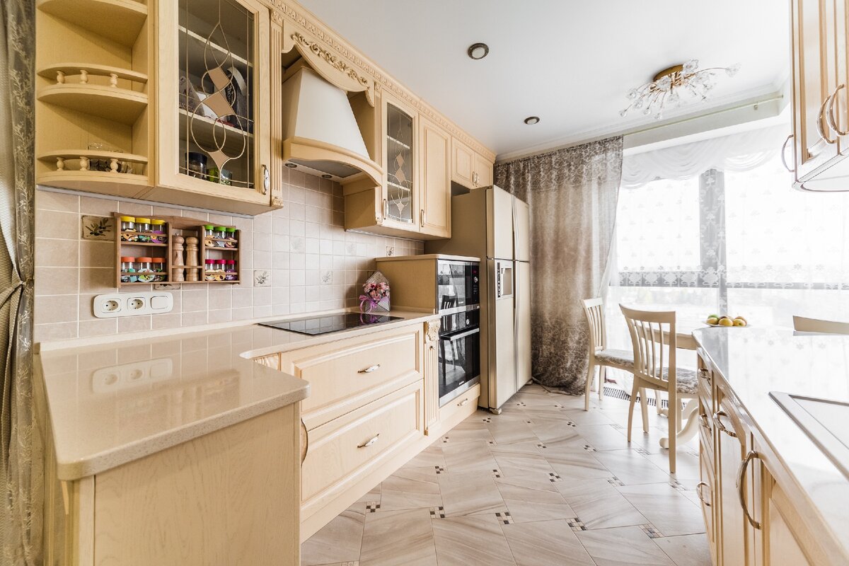 Во всем не стандарт: от конфигурации до цвета. Солнечная изысканная кухня с фасадом из массива дуба и шикарной столешницей идеи для дома,интерьер и дизайн,кухня