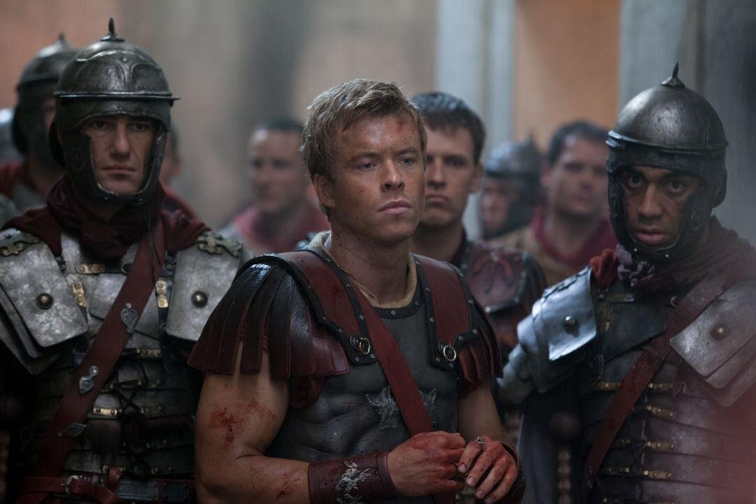 Вокруг молодого Юлия Цезаря — легионеры в доспехах, которые появятся лет через 60 после восстания Спартака.