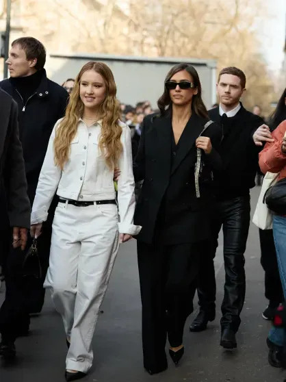 Неделя моды в Милане: Моника Беллуччи, Джессика Альба с 14-летней дочерью, Елена Перминова и Ума Турман на показе Fendi Неделя моды в Милане: Моника Беллуччи, Джессика Альба с 14-летней дочерью, Елена Перминова и Ума Турман на показе Fendi calvin klein,fendi,город милан,instagram (инстаграм),социальная сеть,lvmh,Анна Винтур,Бернар Арно,дакота фаннинг,Джессика Альба,Елена Перминова,король карл (iii),лиля коллинз,Мартин Скорсезе,марья грация кьюри,Моника Беллуччи,мэри лист,Наталья Водянова