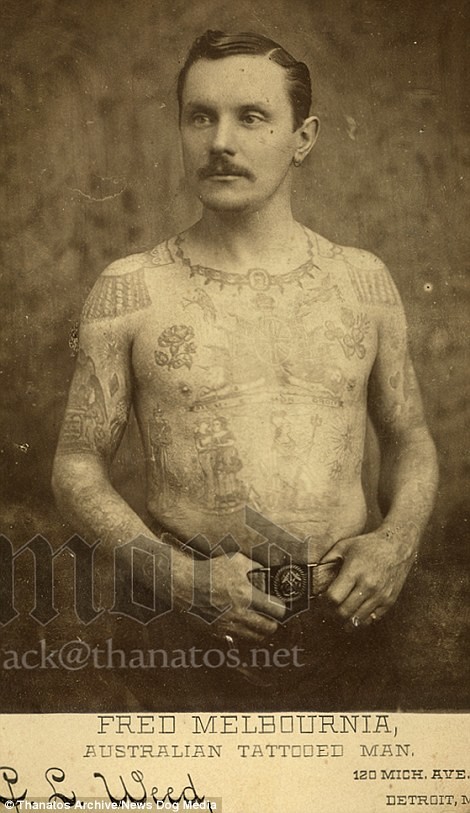 Фред Мельбурния попал в «шоу фриков» в 1887 году благодаря своим татуировкам деформация, люди