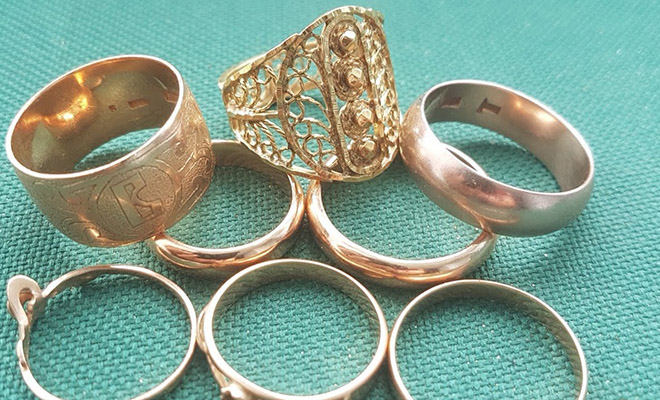 Работник ломбарда показал, как проверяет золото на качество с помощью воды. По словам мужчины, работает безотказно