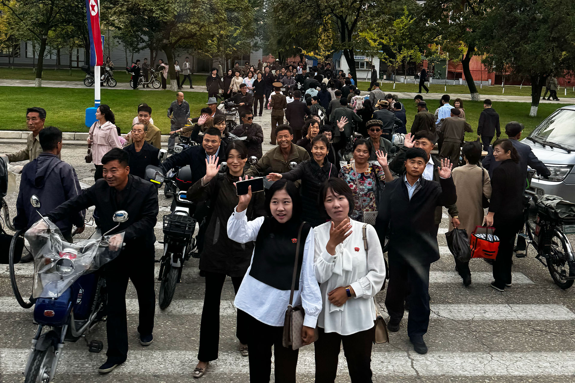 Здесь и далее люди на улицах Пхеньяна