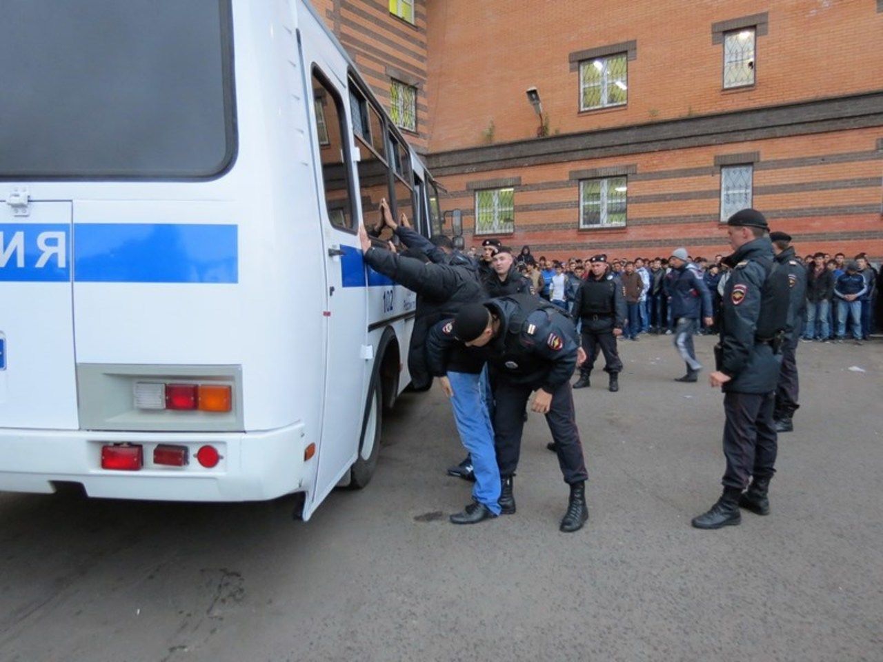 Рейды в москве на мигрантов. Полиция Росси нелегалный мигрант рейд. Задержания незаконной миграции. Полиция на месте. Арестованные дети в Москве.