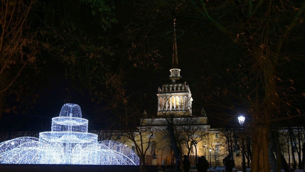 Новогодние украшения обновят в Петербурге впервые за 12 лет 