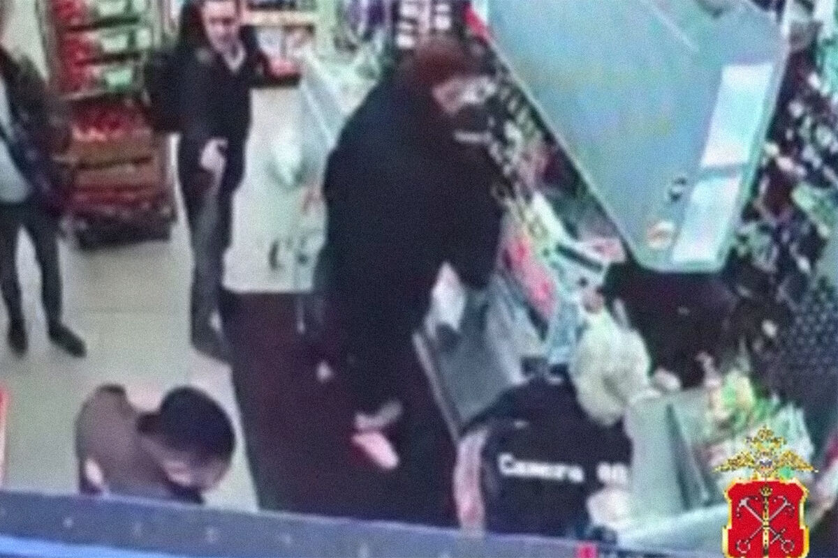 В Петербурге мужчина устроил дебош в магазине и попал на видео