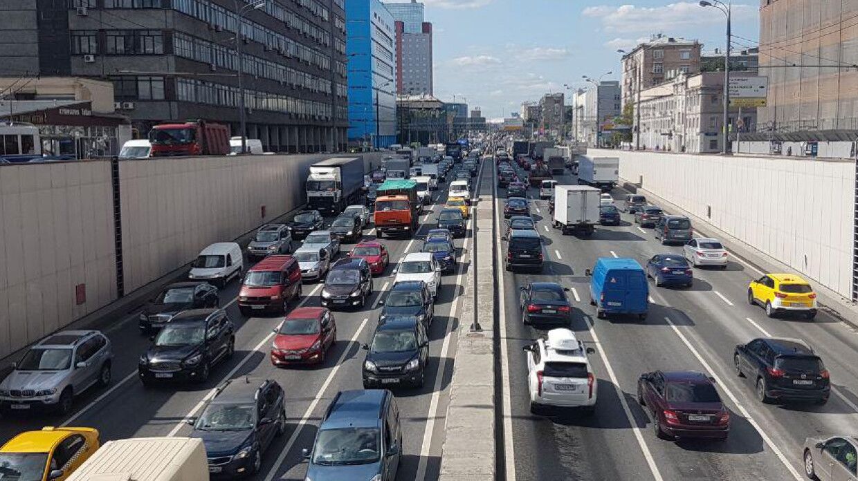 Московских водителей предупредили об ограничении движения на Садовнической набережной