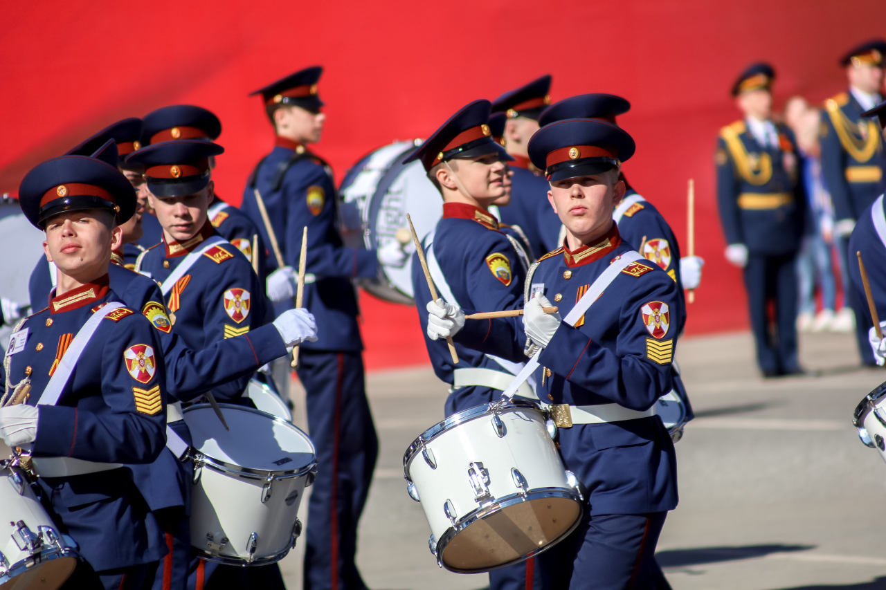 Торжественный марш войск, историческая техника и местная «Золушка»: как прошел парад Победы в Перми